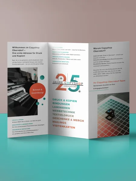 Copyshop Oberndorf Wickelfalz Broschüre mit türkis-orangefarbenen Hintergrund